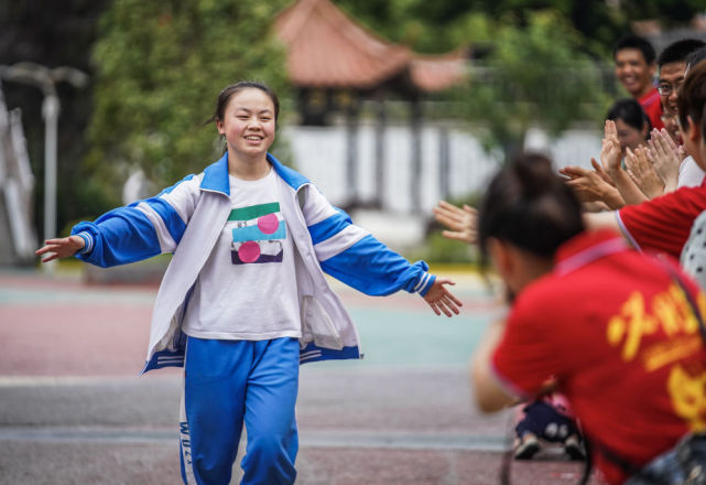 新华社发(郭楠 摄)6月8日,在贵州省岑巩县第一中学考点,老师击掌为