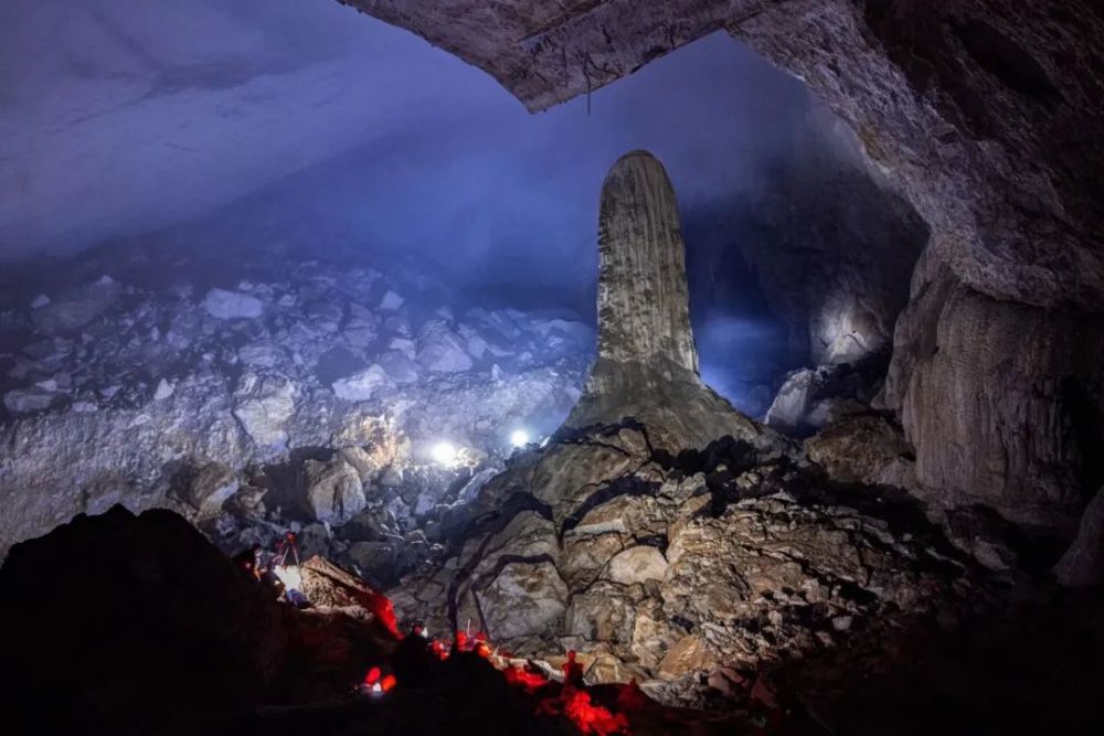 "苗厅"是中国贵州省紫云苗族布依族自治县格凸河上一个洞内的大厅.