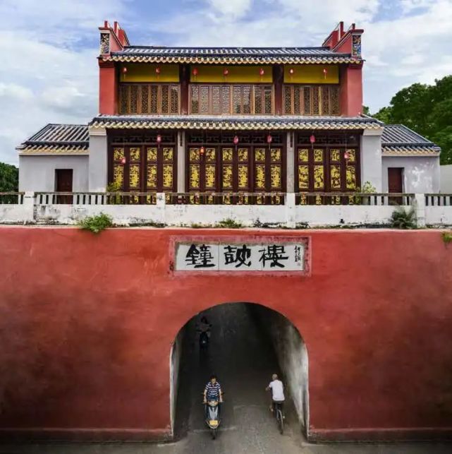 电城镇钟鼓楼(来源:《中国国家人文地理·茂名》)