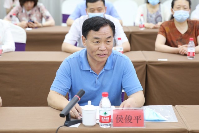 仪式上,援沪医疗队领队,医务处副处长董辉,援沪医疗队队长,重症医学科