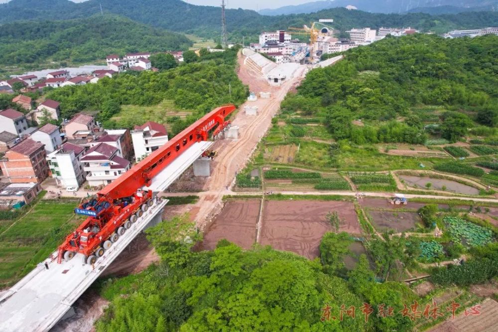 最新进展杭温高铁东阳段首孔箱梁架梁