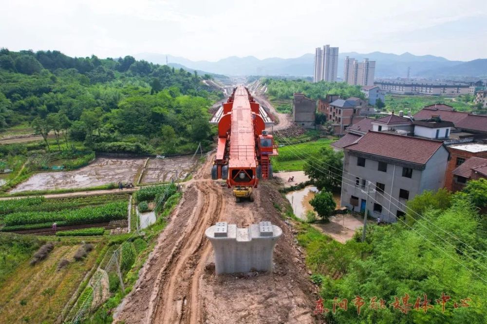 最新进展杭温高铁东阳段首孔箱梁架梁