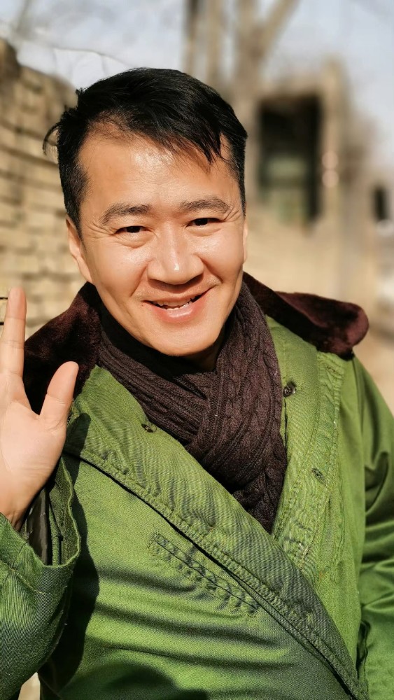 李嘉明无戏可拍沦落到街头摆摊?相比于王往等演员,他算很幸运了