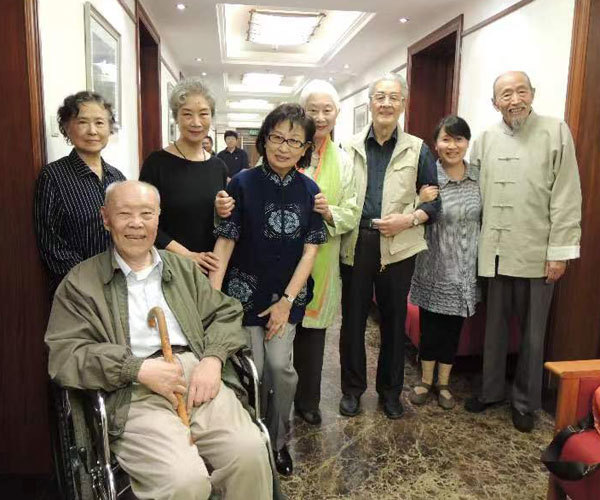 朱旭(右一),蓝天野(右三),卢燕(右四),何冀平(右五),徐秀林(左一)