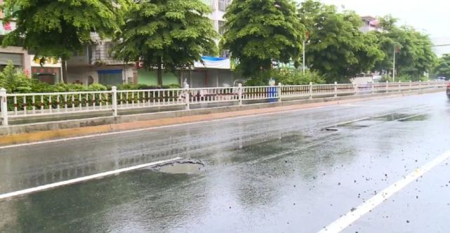 连续降雨 城区部分路面坑洼积水