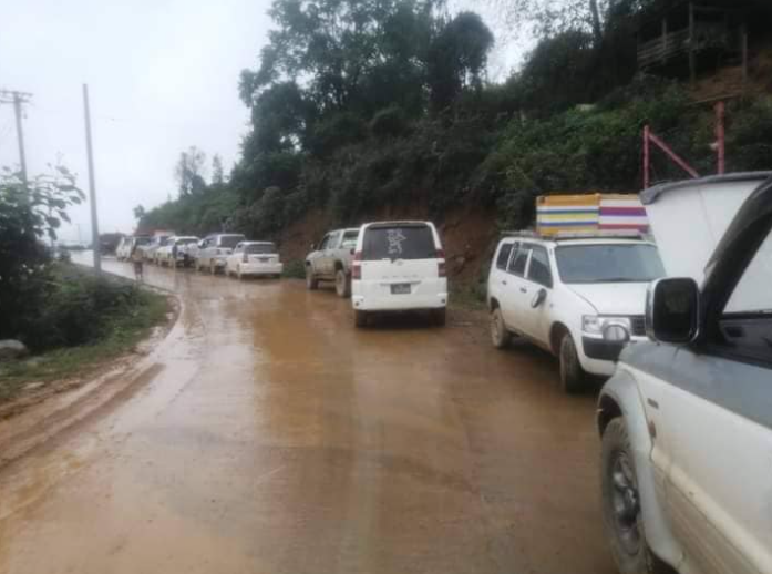 缅甸军方与民武爆发激烈战事，一条重要通道被封锁，40多辆车被堵