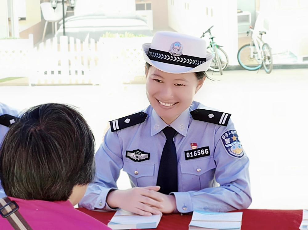 全國公安機關愛民模範李鋥廣州車管業務的繡花人