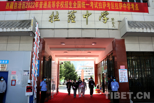 图为拉萨中学考点考试结束后考生们自信满满走出考场 摄影:王佳豪"