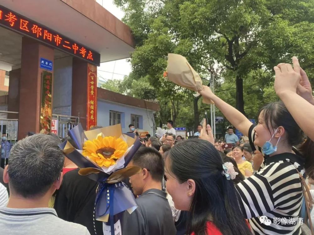 6月9日,沅江市第一中学门外,王同学为高考学姐准备了美味可口的蛋糕.