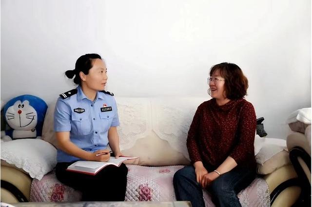 赵小玲:热心户籍警 暖万户民心
