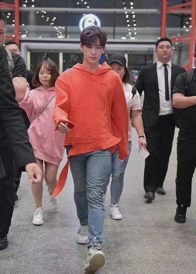 橘色卫衣搭配牛仔裤,应该是活力满满的装扮,但杨洋却穿出了五五分身材