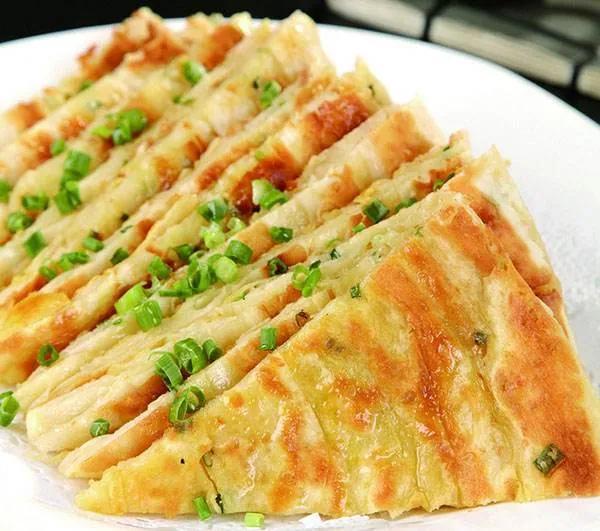 外脆里软的葱油饼,咸香可口,怎么吃也吃不够
