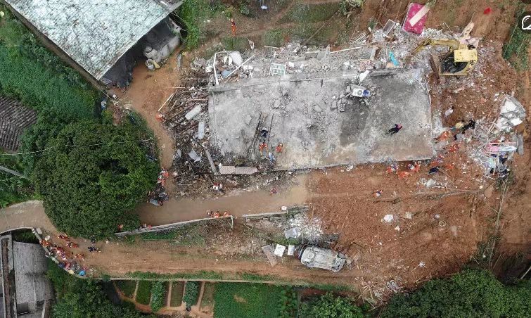 广西北流新丰镇一栋两层民房坍塌已找到3名被困者