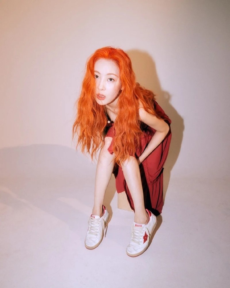 橙发无袖连衣裙的惊艳宣美秀出纤细苗条身材散发性感魅力