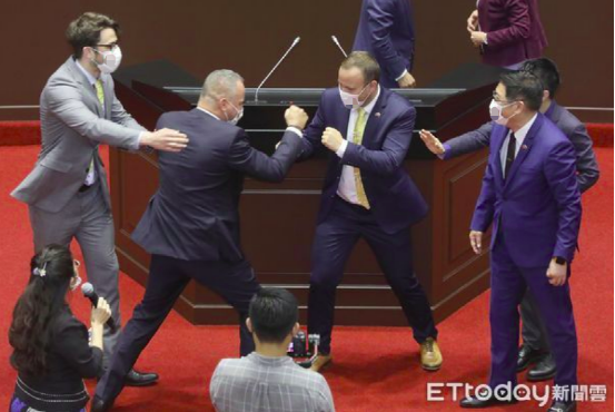 他们是来台湾拆台的?