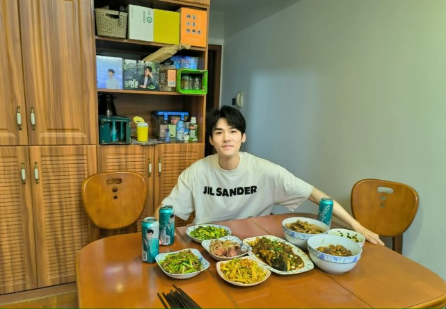 龚俊回老家与父母团聚亲自下厨烹饪美食摆满一桌超有食欲