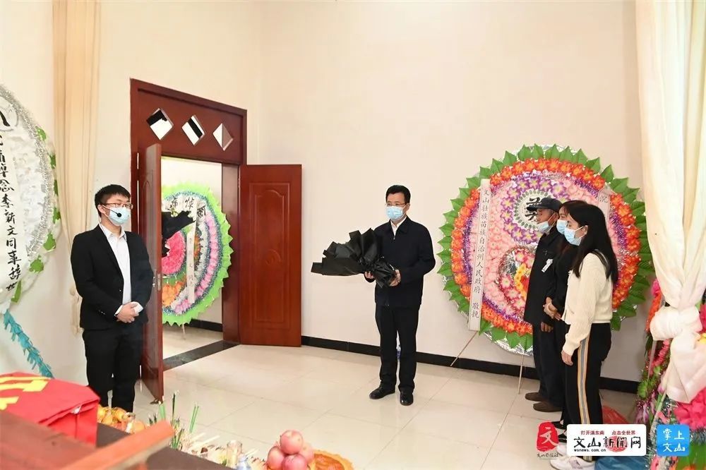 陈明赴丘北看望慰问汪磊和李新文烈士家属