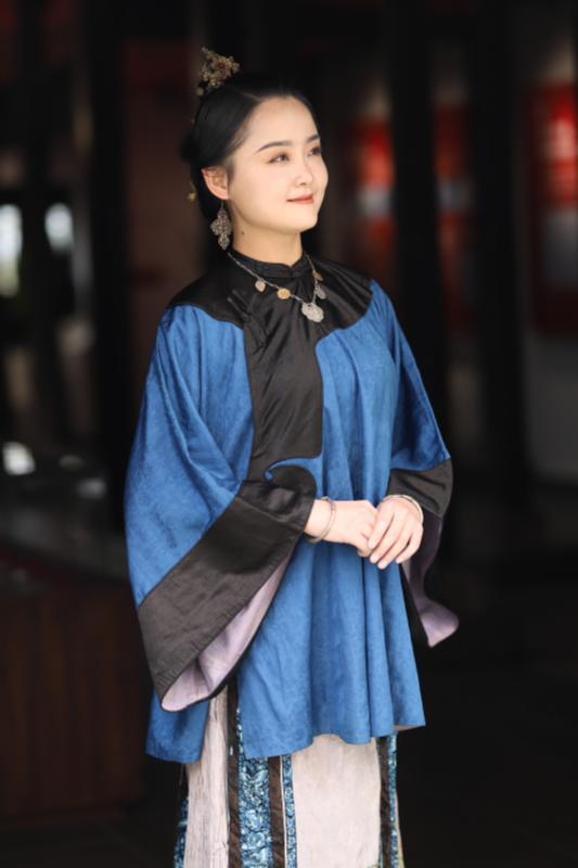 "客家服饰制作技艺的梅州市级非遗传承人魏金华拿出他珍藏的客家服饰