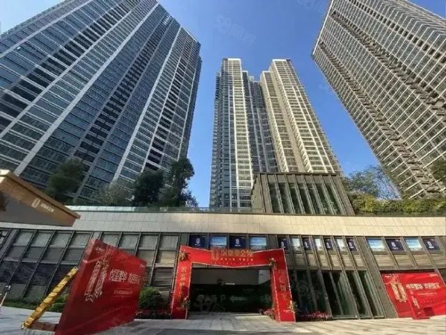   深圳9万/㎡的楼盘内建医院，业主要退房？深物业金领售楼处已关闭！