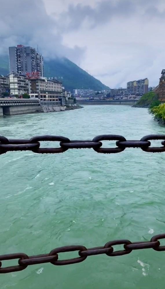 大渡河上的瀘定橋13根鐵鏈300年過去了風風雨雨完好無損