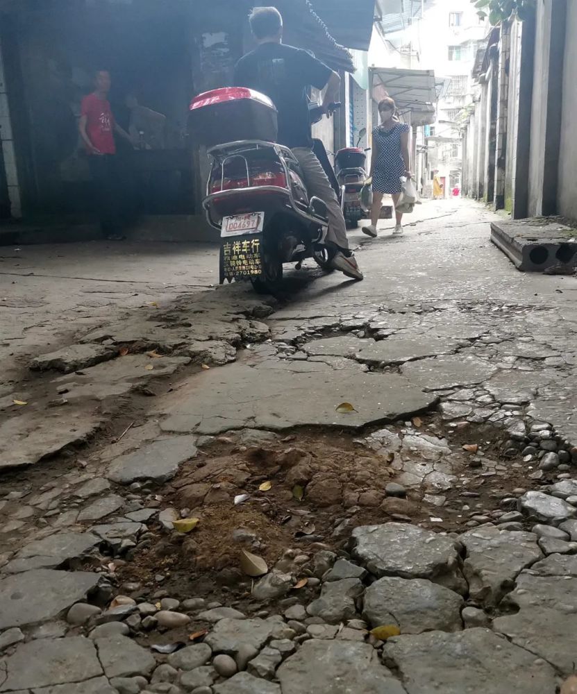 南充顺庆区这条巷子路面破损太严重 居民出行总崴脚 腾讯新闻