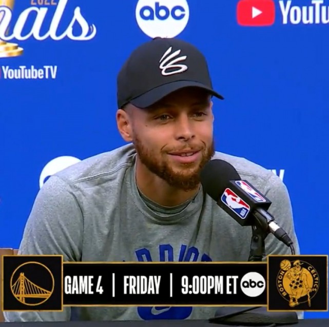 还挺记仇!库里接受采访时假装手机响 复仇勇士记者成功