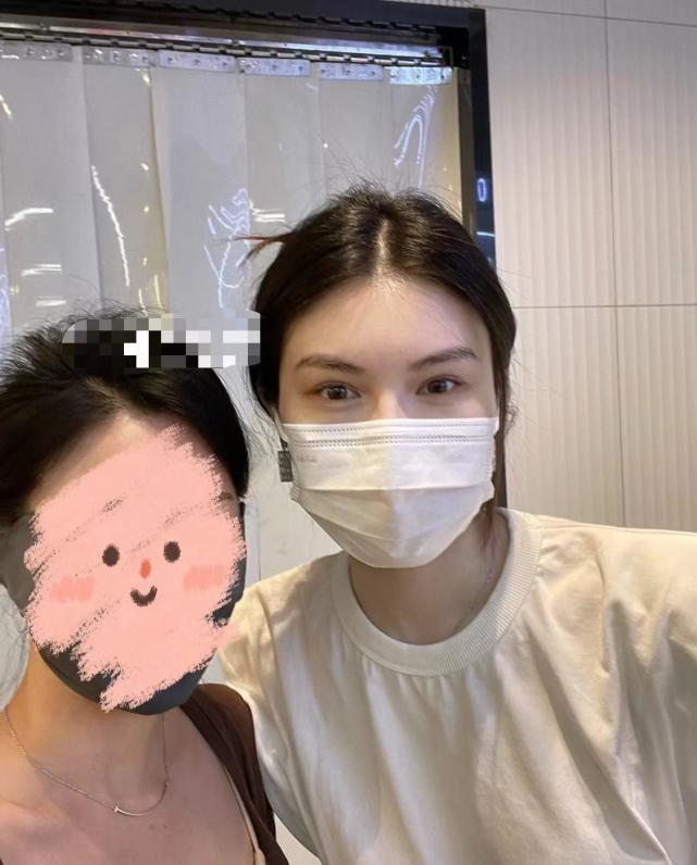 超模何穗逛超市被偶遇,又高又瘦白到发光,素颜戴口罩被一眼认出