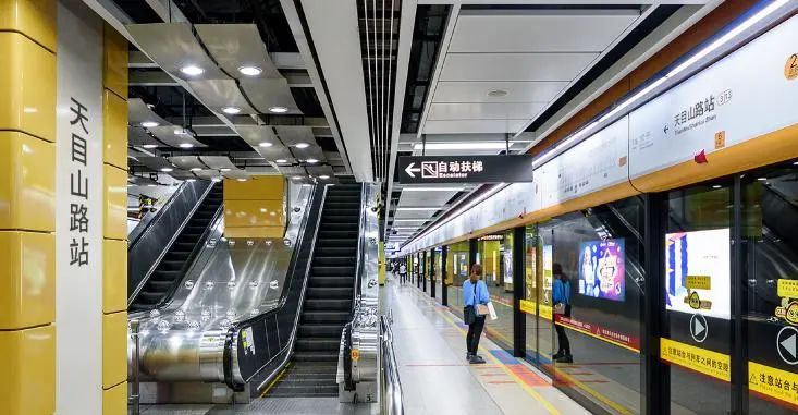 海岸新区嘉陵江东路与长江东路交口,距天目山路地铁站直线距离约100米