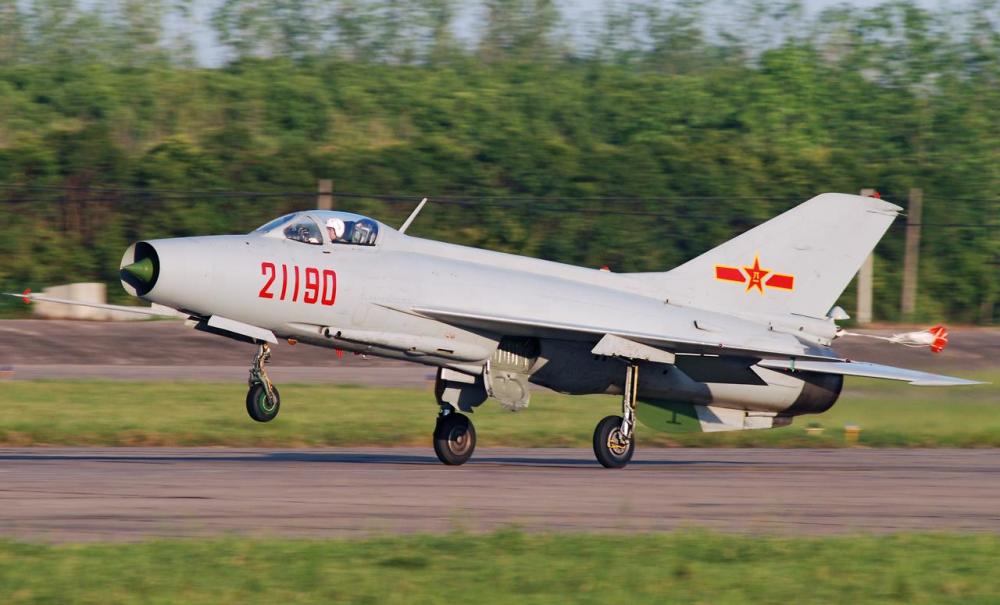 襄阳传来噩耗歼-7再现坠毁事故,飞行员跳伞,两人受伤