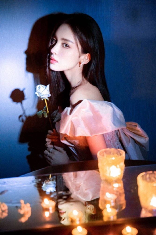 古力娜扎一字肩礼服秀完美锁骨 侧颜迷人颜似清水芙蓉_腾讯新闻