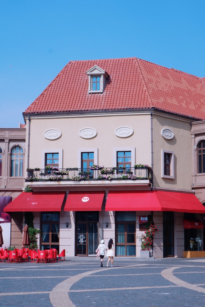 青岛建了一个德国小镇,白色教堂一夜走红,海边透明咖啡馆都免费