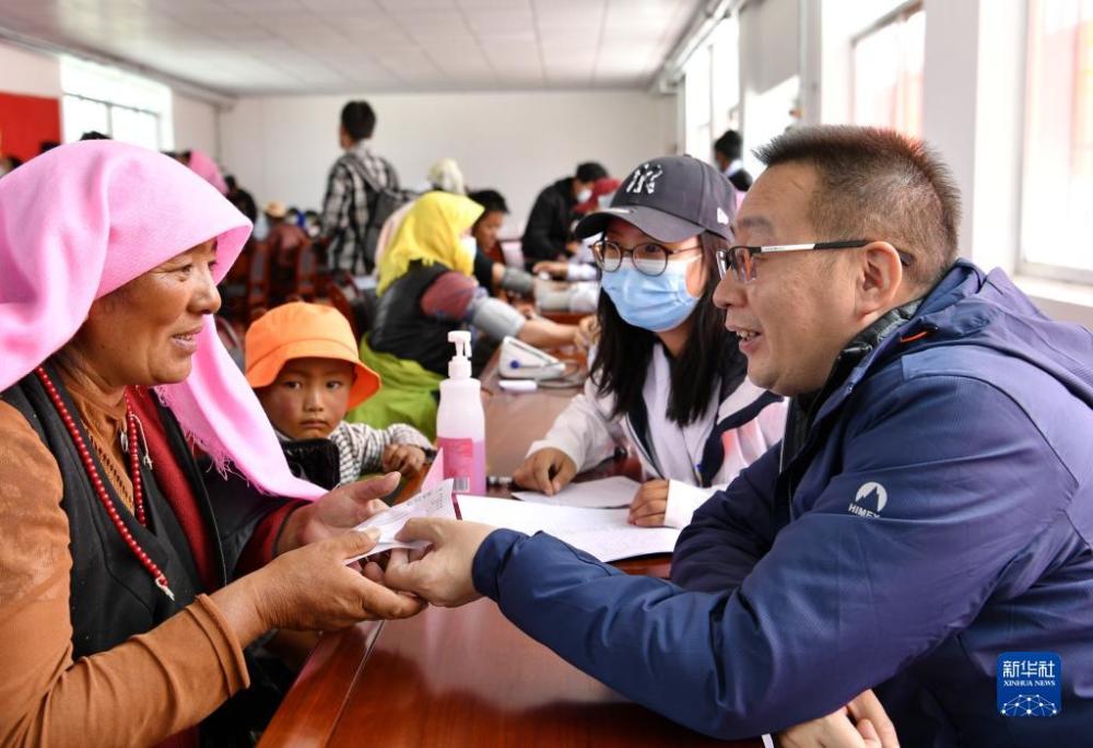 西藏：医疗队义诊暖民心南昌晓培优和学而思哪个好