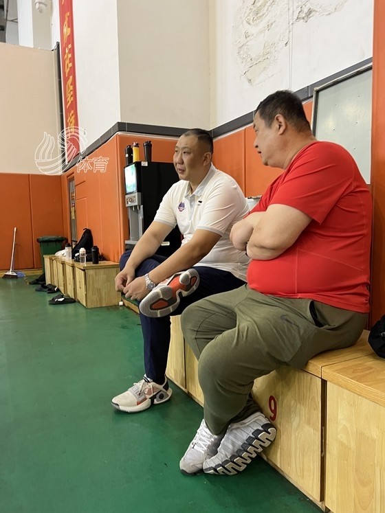山东男篮新帅王晗抵达济南,开启上任后的首堂训练课_腾讯新闻