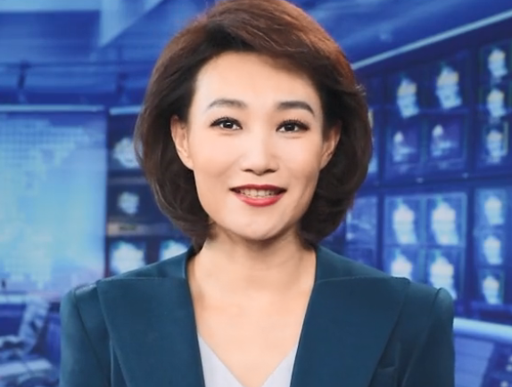 央视主持人李梓萌,面带微笑播报蓝天野去世,网友评论一边倒