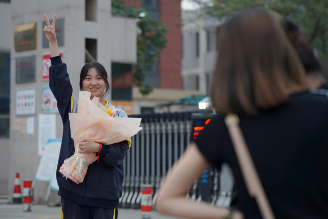 6月9日,河北省邢台市内丘县内丘中学考点,考生考完后走出考场.