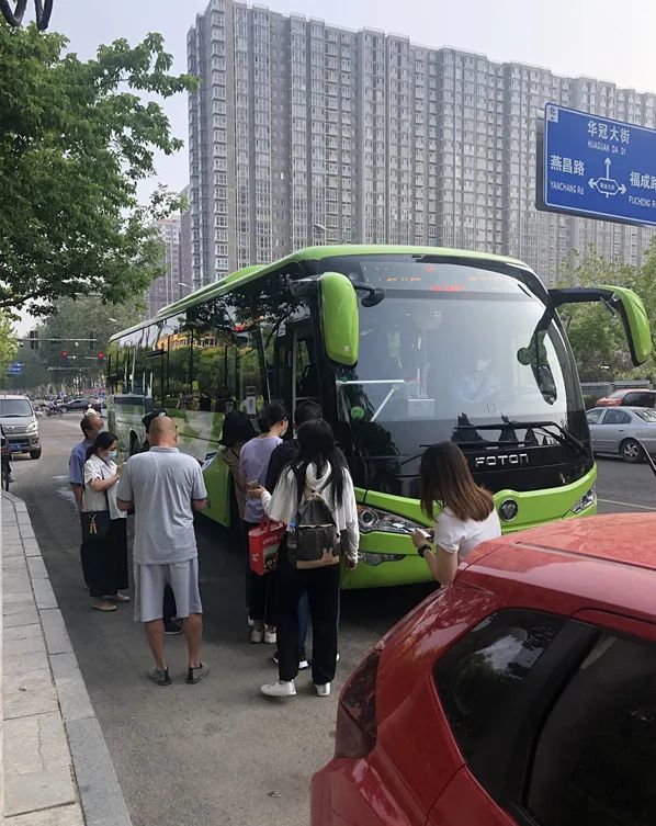 813路公交站 乘客有序排队,接受防疫查验乘车人员进京须持身份证,72