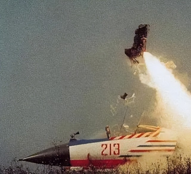 空军歼-7坠机失事!一名群众遇难,为何还是强调飞行员要及时跳伞