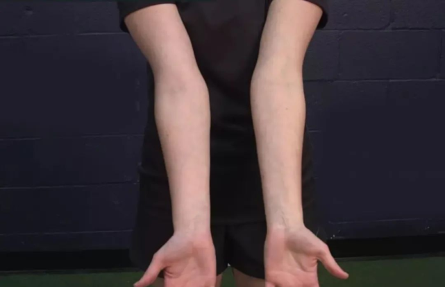 娃儿的胳膊伸不直?那就对啦!