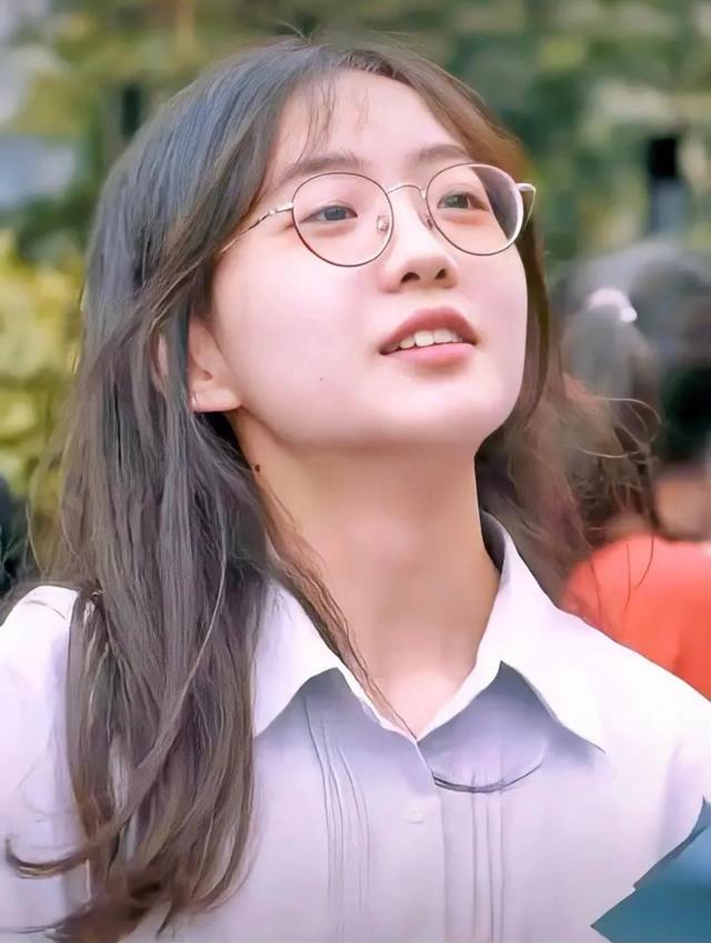 高一女生手捧鲜花考场外等候,成为高考最美守候,2年后现如何