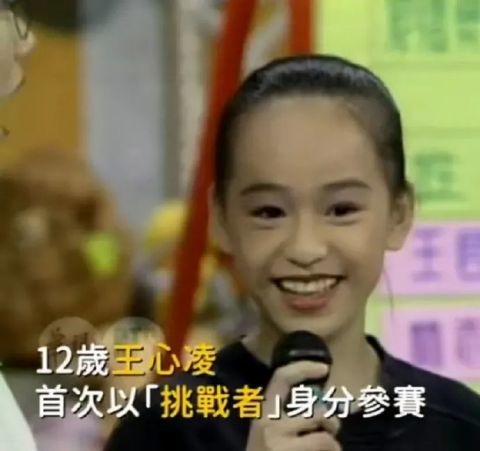 照片中小王心凌笑的好甜,小时候的甜妹照和现在的放一起,笑容和甜美等