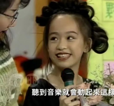 照片中小王心凌笑的好甜,小时候的甜妹照和现在的放一起,笑容和甜美等