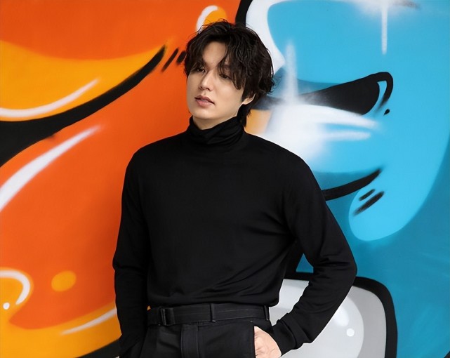 李敏镐晒出拍摄花絮照片,驼背是越来越明显,疑似拍戏时受伤所致