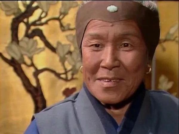 刘姥姥因为家里揭不开锅了,于是带着外孙板儿来贾府寻亲资助.