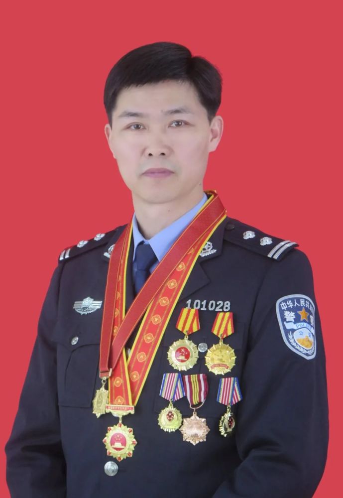 人民警察应该具备的优秀品质(人民警察具备什么素质)