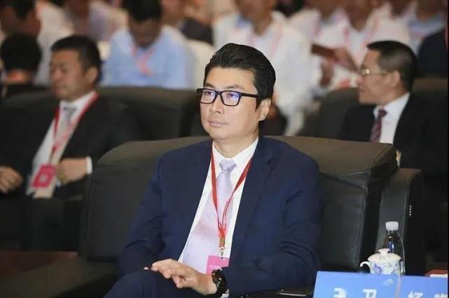 到了香港后,王卫一家人的生活发生了翻天覆地的变化,在上世纪八九十