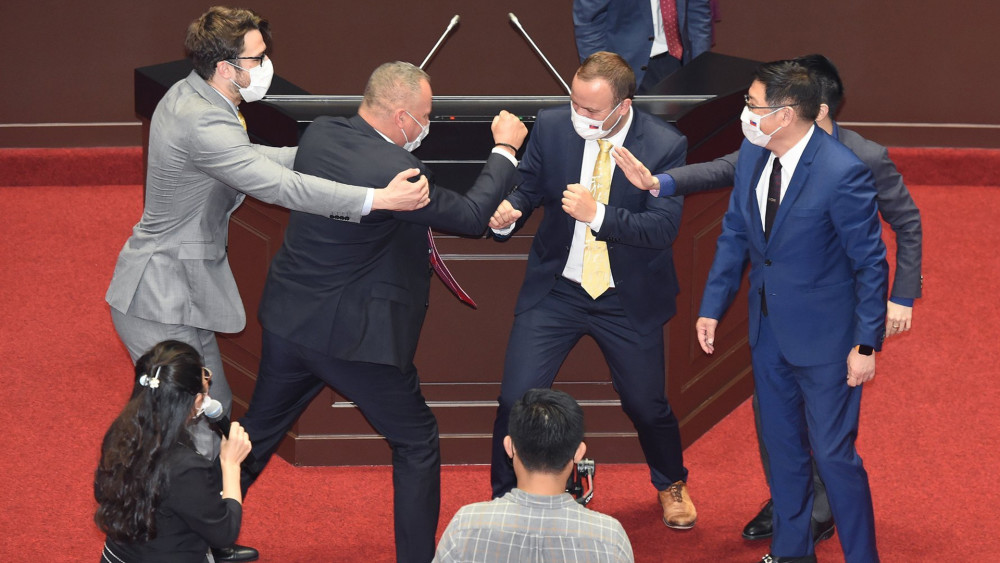 台湾政坛的"议会"暴力竟名扬世界,欧洲政客当面模仿调侃_腾讯新闻