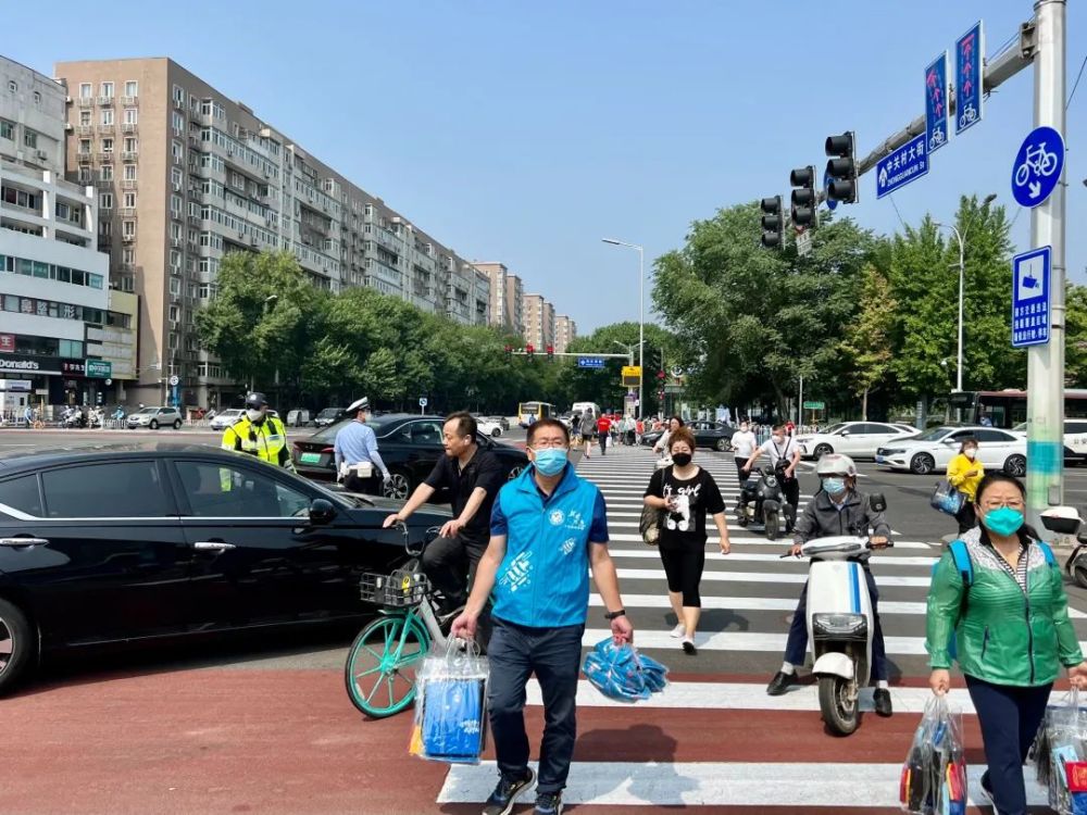 采取多种措施引导驾驶员"文明驾车 礼让行人"