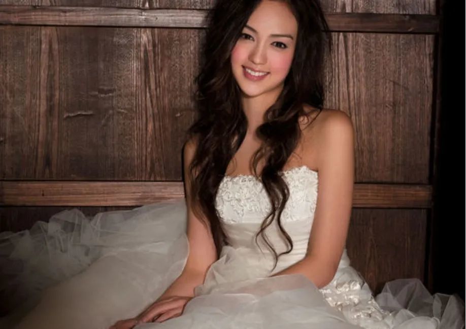 有着中,美,菲三国混血的著名女星杰西卡·c在剧中一人分饰双胞胎姐妹