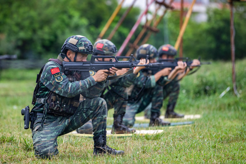 广西北海武警特战队员开展实弹射击训练