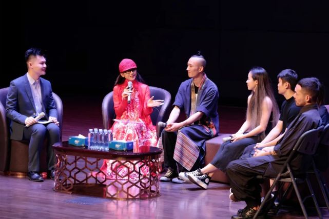 杨丽萍空降南宁与粉丝见面并祝广西卫视时尚中国生日快乐